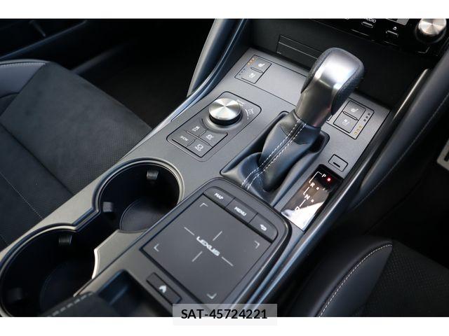 Lexus IS 2024-03 8562438-15