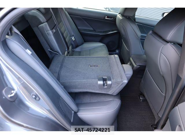 Lexus IS 2024-03 8562438-20