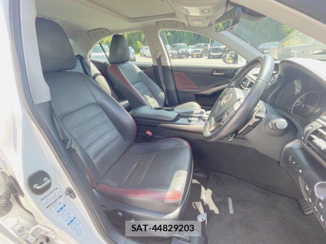 Lexus IS 2020-04 8685841-10