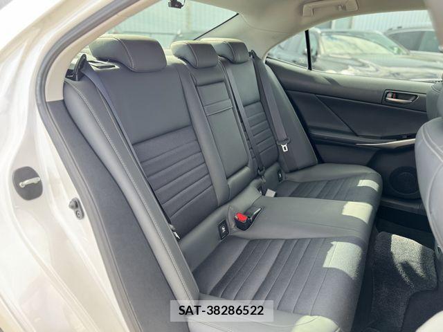 Lexus IS 2019-09 4595444-18