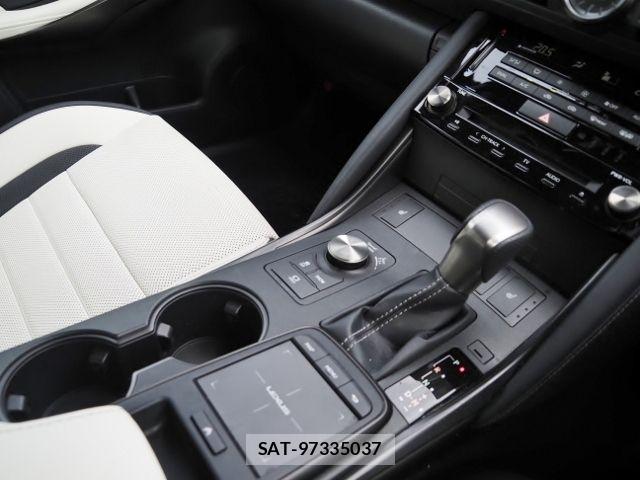 Lexus IS 2023-08 6752242-25