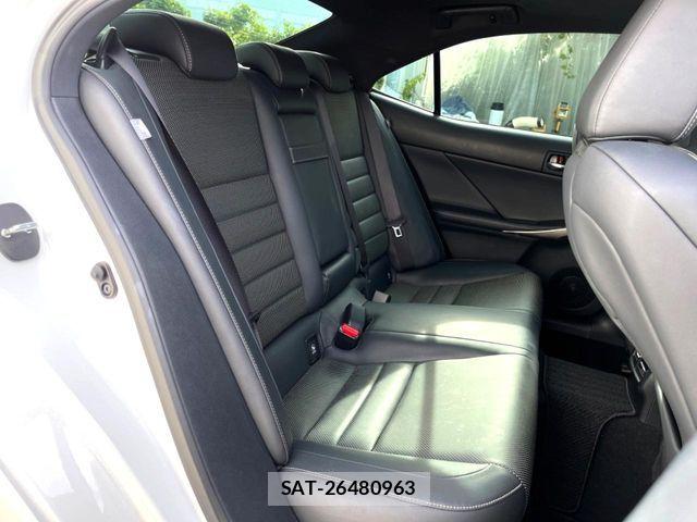 Lexus IS 2016-01 8036430-14