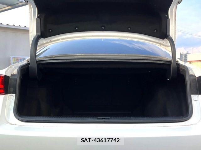 Lexus IS 2015-07 8315181-10