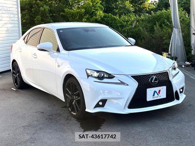Lexus IS 2015-07 8315181-16