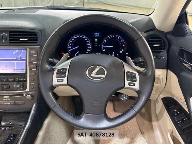 Lexus IS 2012-11 8354841-12