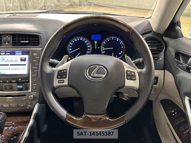 Lexus IS 2011-08 8457802-9