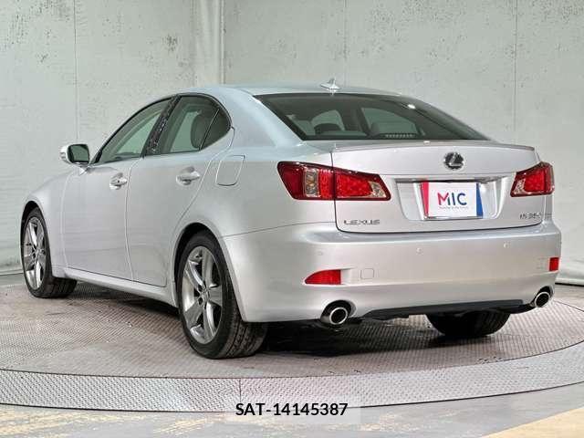 Lexus IS 2011-08 8457802-6