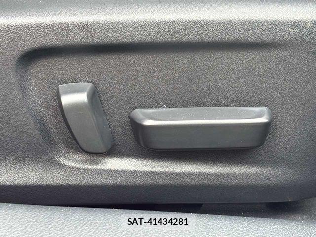 Lexus IS 2022-04 8849576-24