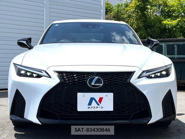 Lexus IS 2022-12 6907715-15