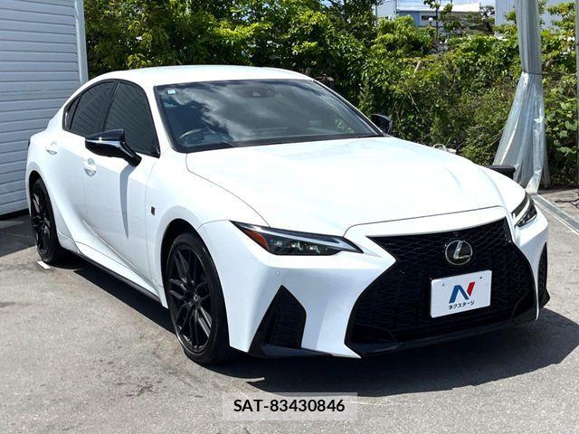 Lexus IS 2022-12 6907715-17