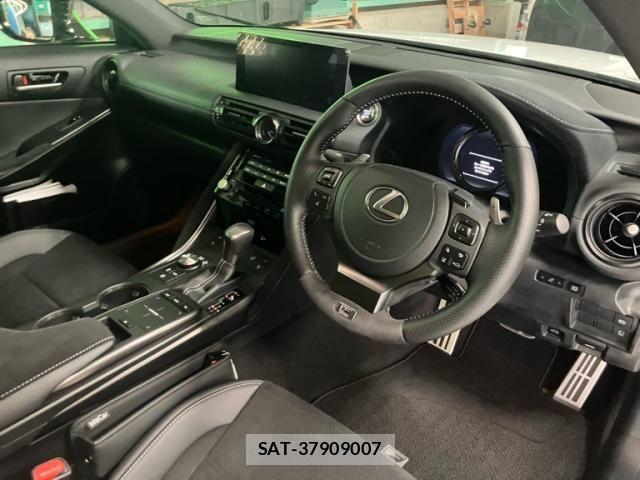 Lexus IS 2023-07 7962395-10