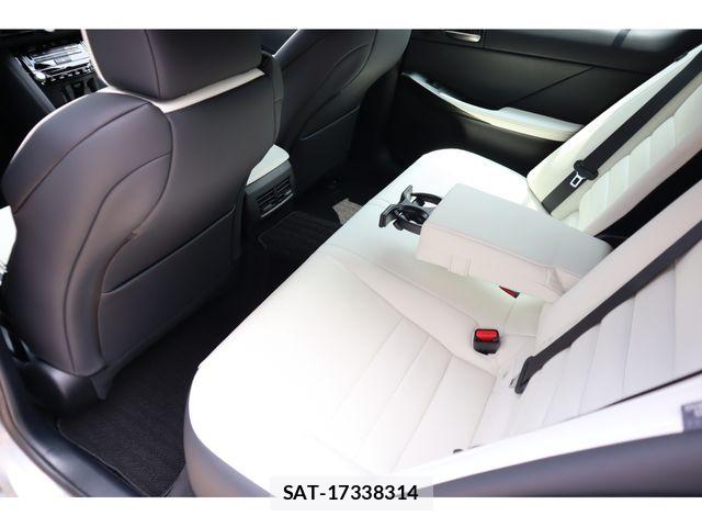 Lexus IS 2025-05 8230619-11