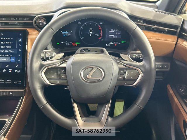 Lexus LBX 2024-02 988439-10