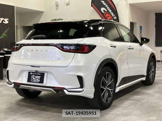 Lexus LBX 2024-01 2116201-2