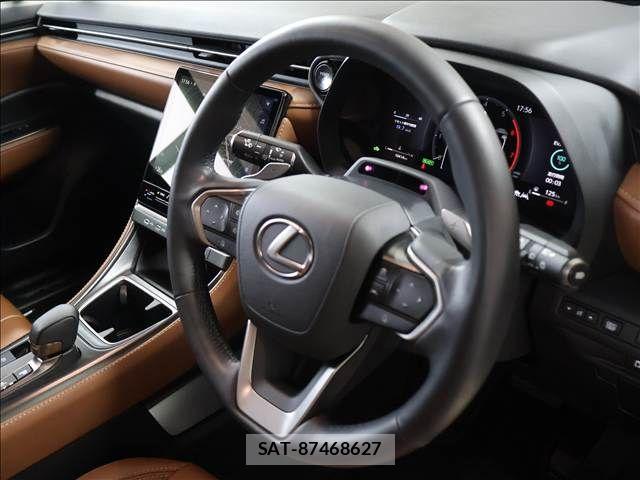 Lexus LBX 2024-06 6716515-10
