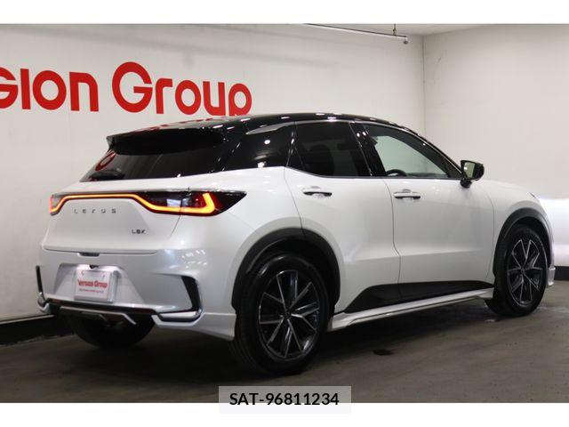 Lexus LBX 2025-10 7328033-1