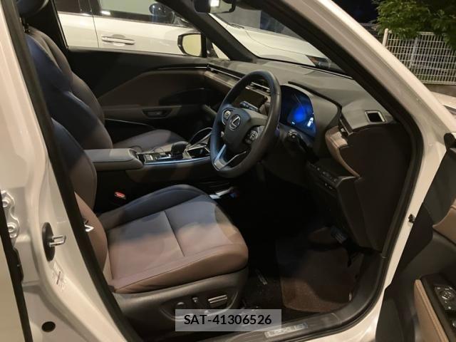 Lexus LBX 2024-10 7877350-10