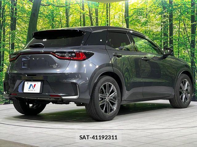 Lexus LBX 2024-03 8208380-16