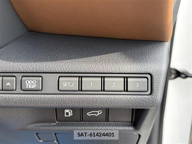Lexus LBX 2024-06 8208377-28
