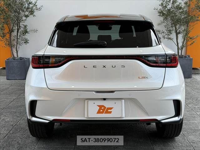 Lexus LBX 2024-07 8413289-13