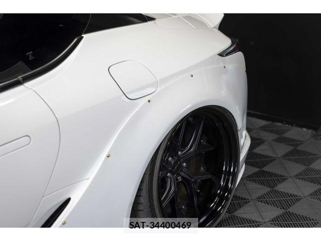 Lexus LC 2017-07 2400898-9