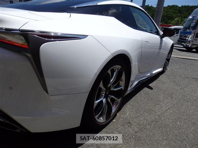 Lexus LC 2017-09 8208383-15