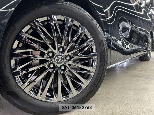 Lexus LM 2025-05 6676679-11