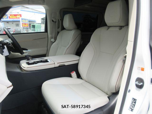 Lexus LM 2025-03 6676677-12