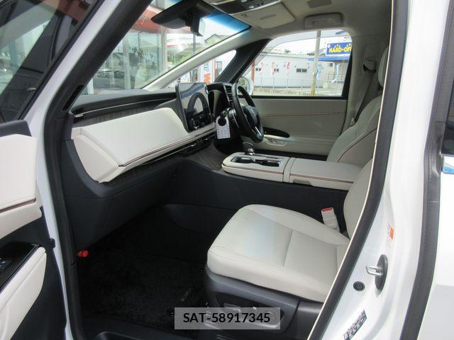 Lexus LM 2025-03 6676677-23