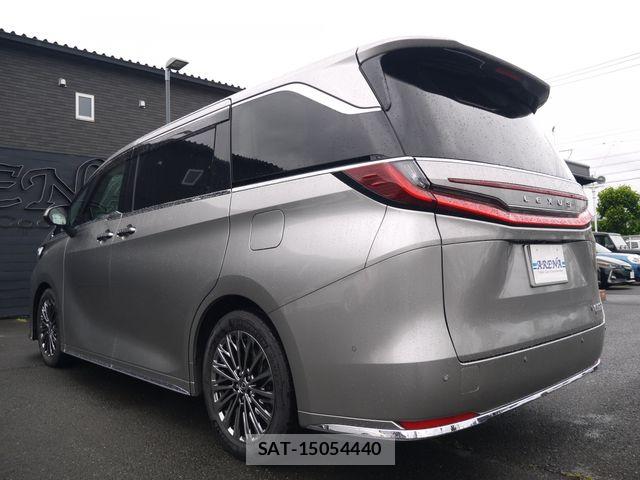 Lexus LM 2024-01 7020770-2