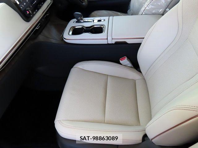 Lexus LM 2026-05 7725073-10