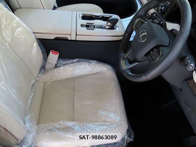 Lexus LM 2026-05 7725073-17