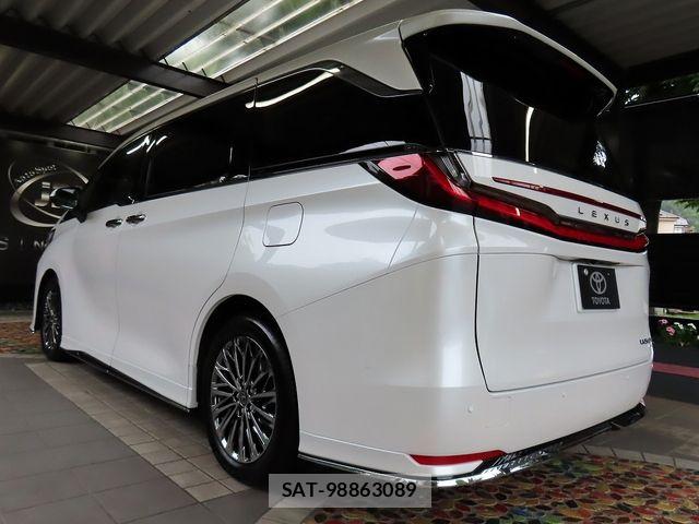 Lexus LM 2026-05 7725073-6