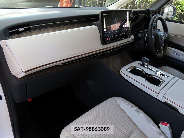 Lexus LM 2026-05 7725073-8