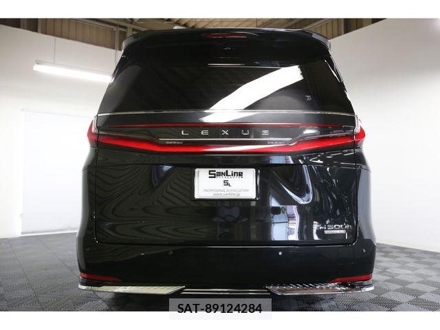 Lexus LM 2024-08 7725076-4