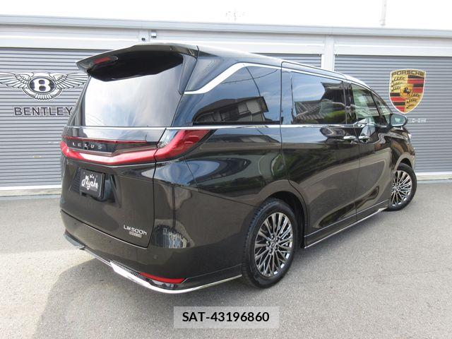 Lexus LM 2024-10 8366730-12