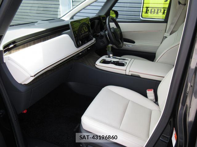 Lexus LM 2024-10 8366730-1