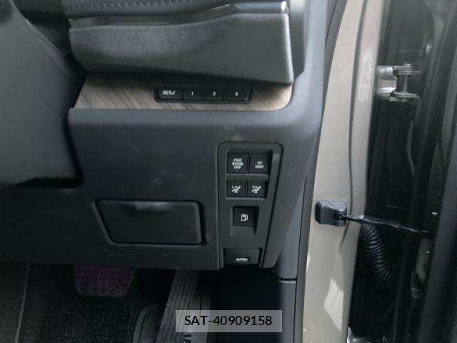 Lexus LM 2024-04 8413288-21