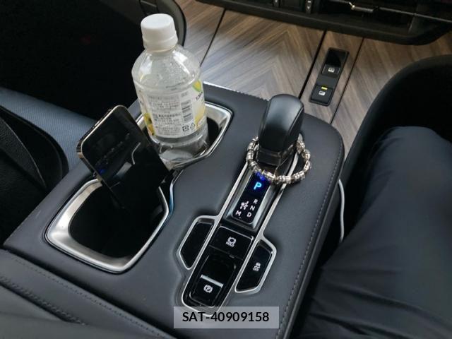 Lexus LM 2024-04 8413288-28
