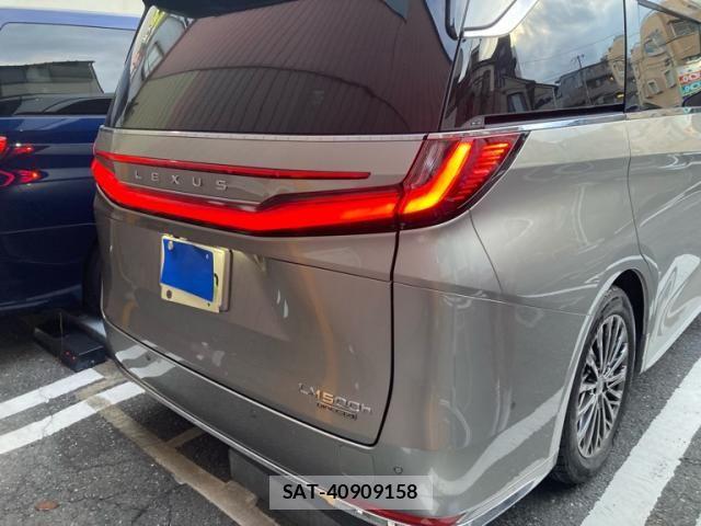 Lexus LM 2024-04 8413288-2