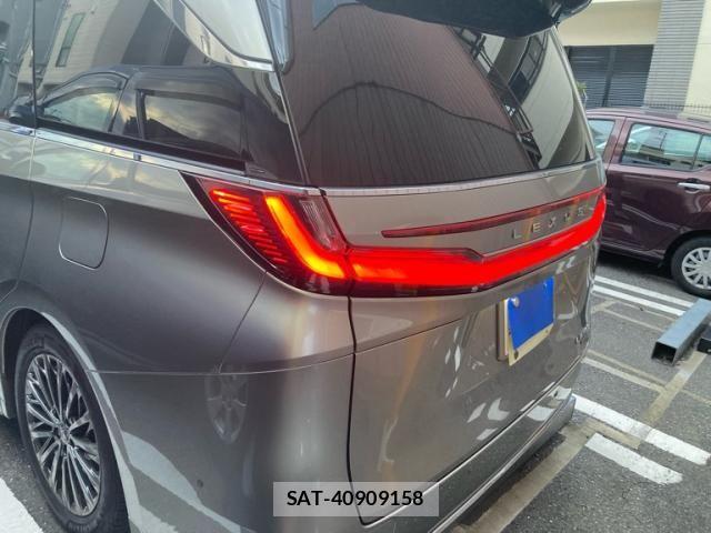 Lexus LM 2024-04 8413288-3