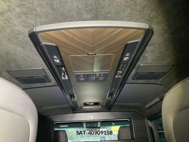 Lexus LM 2024-04 8413288-7