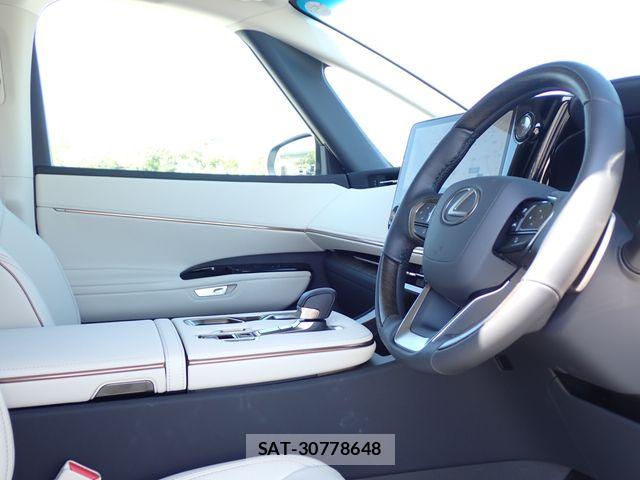 Lexus LM 2025-02 8562444-1
