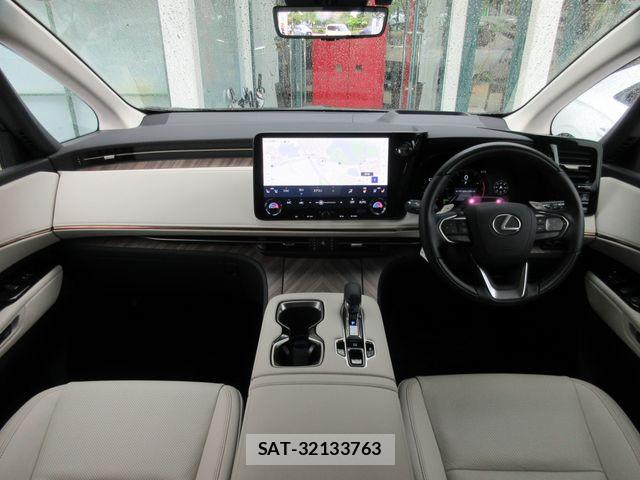 Lexus LM 2025-08 8743431-1