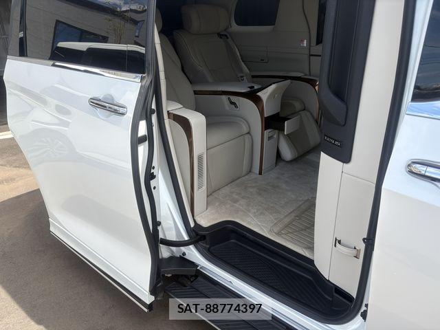Lexus LM 2024-04 8829960-9