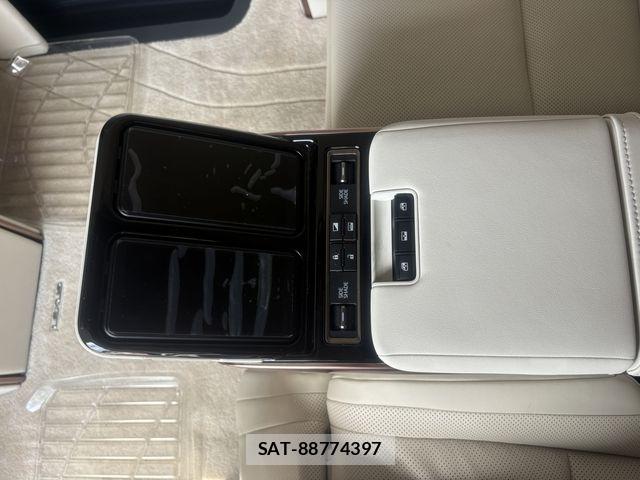 Lexus LM 2024-04 8829960-15