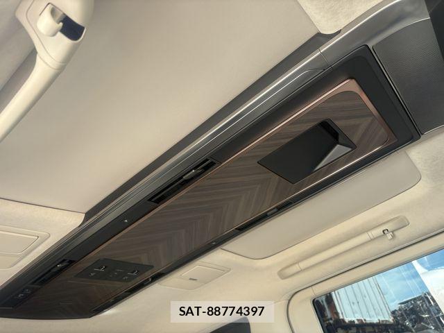 Lexus LM 2024-04 8829960-16