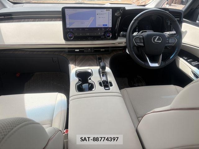 Lexus LM 2024-04 8829960-1