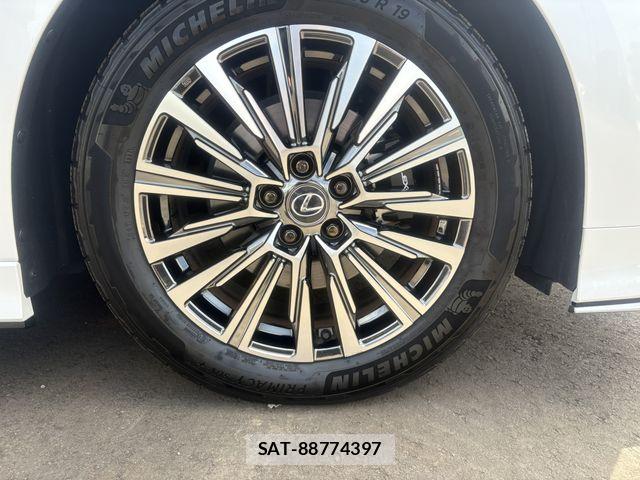 Lexus LM 2024-04 8829960-19