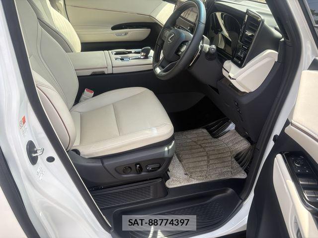 Lexus LM 2024-04 8829960-3